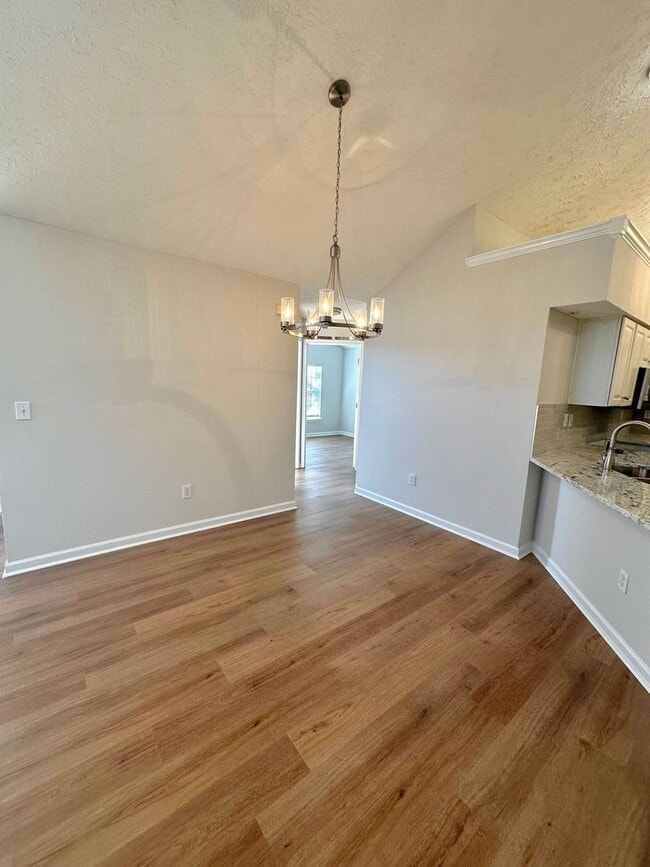 Building Photo - Charming 3BR/2BA Home in Roswell with Bright Sunroom & Spacious Living!