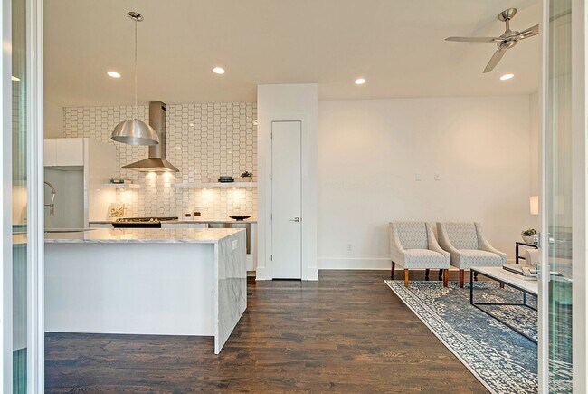 Foto del edificio - Modern West Nashville Living Near The Nations