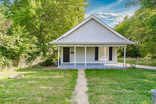 Building Photo - Charming 3-Bedroom Home with Hardwood Floo...