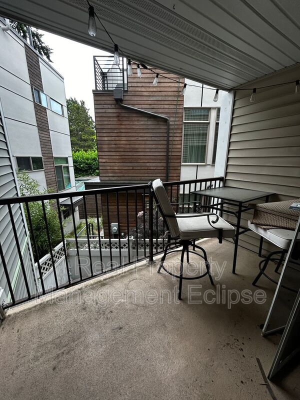 Foto del edificio - 3045 20th Ave W