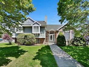 Building Photo - 269 900 W