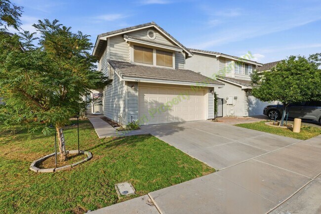 Foto del edificio - Lakefront Gilbert Home in Prime Location Near Parks, Shopping & Easy Freeway Access