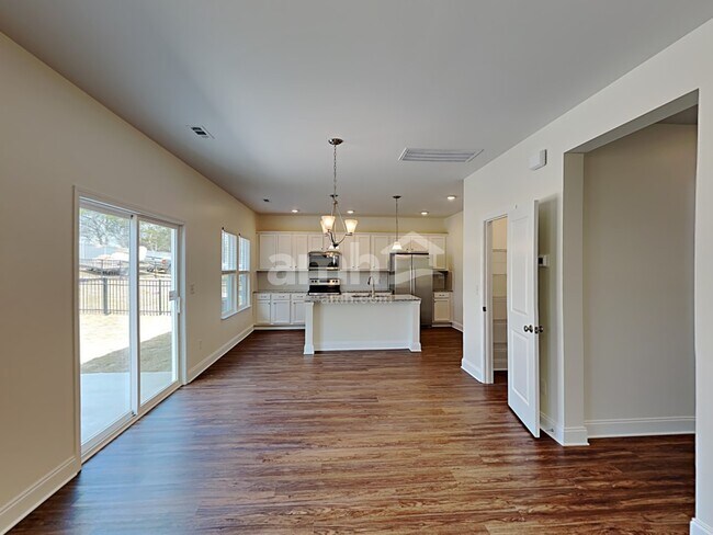 Foto del edificio - 1356 Lomond Dr