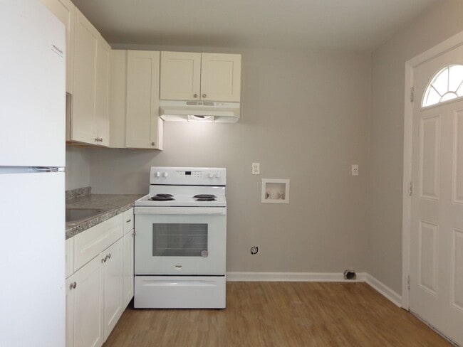 Building Photo - Thompson7934