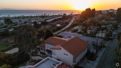 Building Photo - 1700 Vista Del Mar Dr