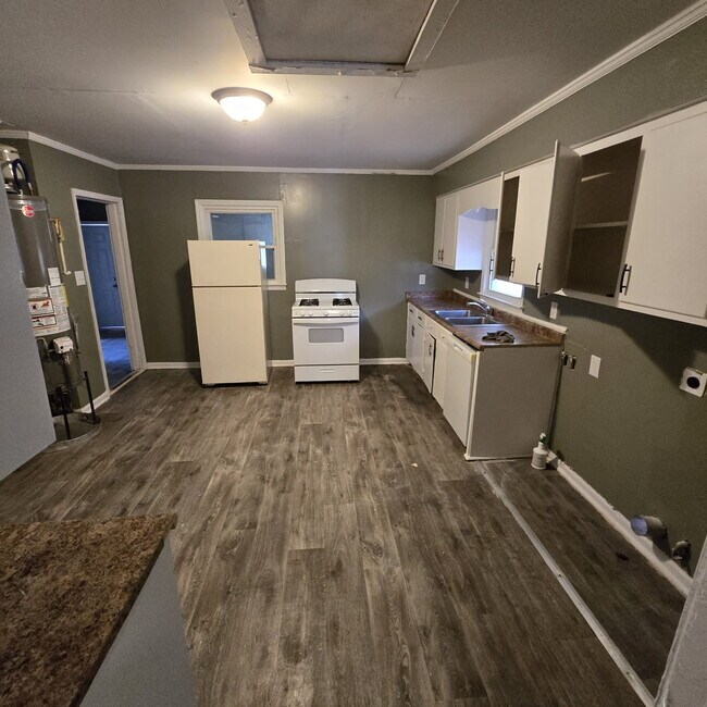 Foto del edificio - Great Craftsman style home with large private yard that's partially fenced.