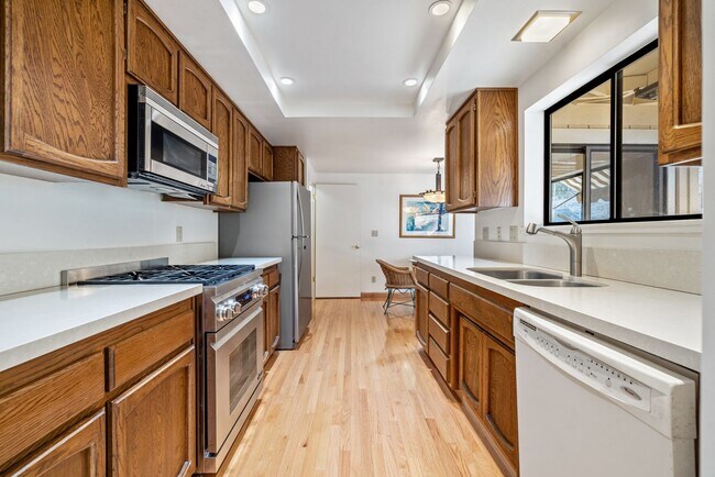 Building Photo - Breathtaking views of Hood Mountain and Su...