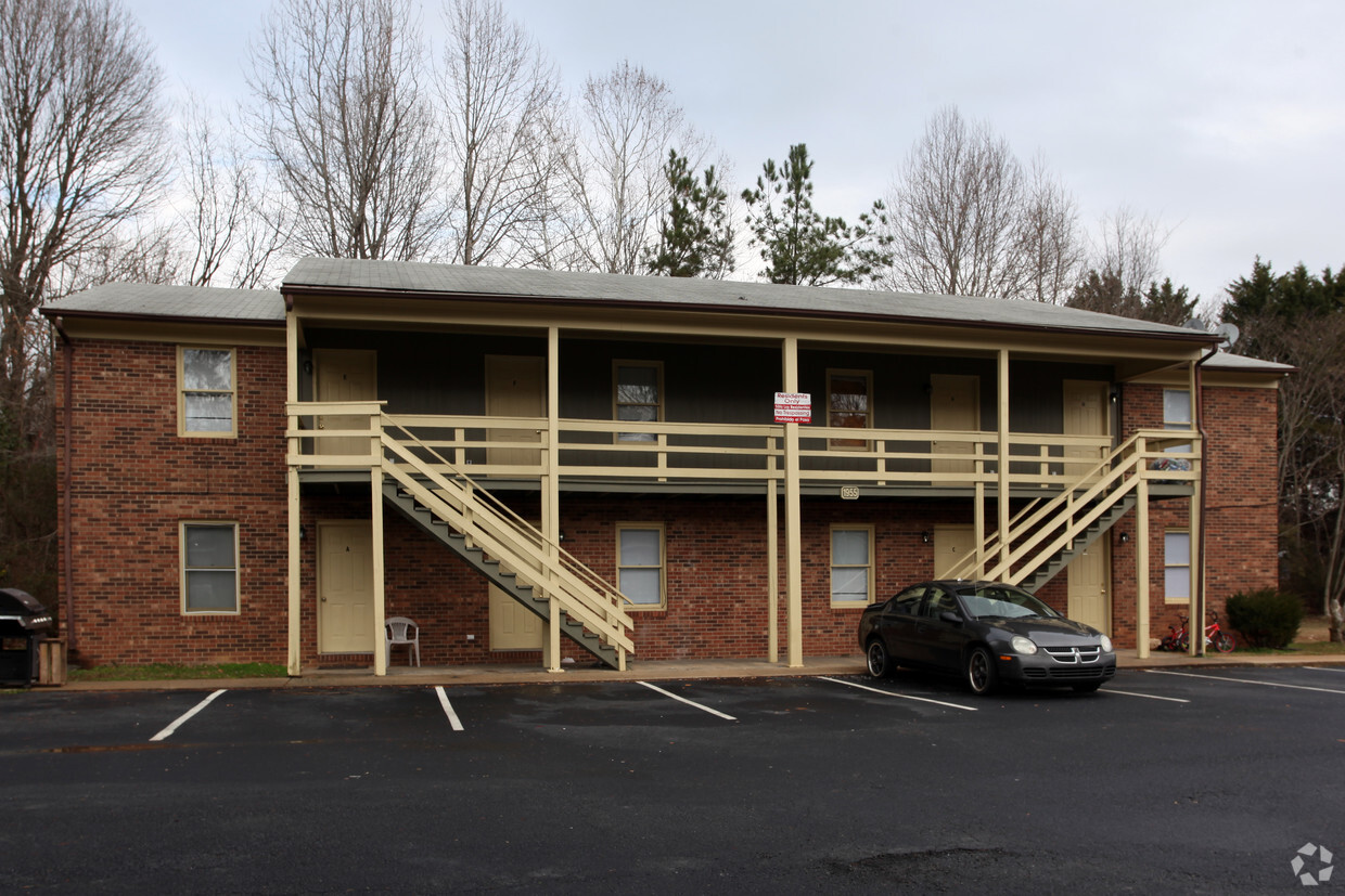 Primary Photo - Lakeview Apartments