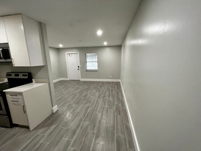 Building Photo - 740 Himmarshee St