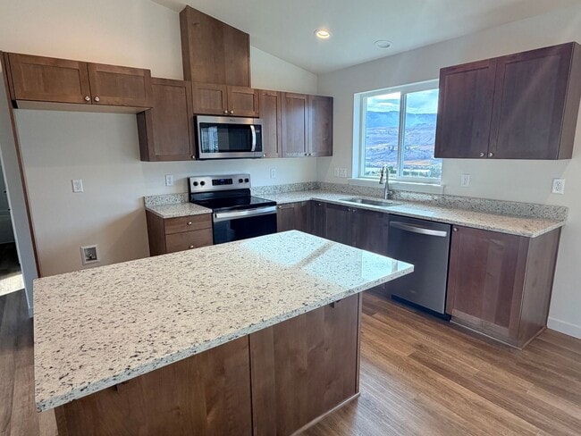 Building Photo - BRAND NEW construction! 3 beds, 2 baths, double garage, deck with VIEWS and more!