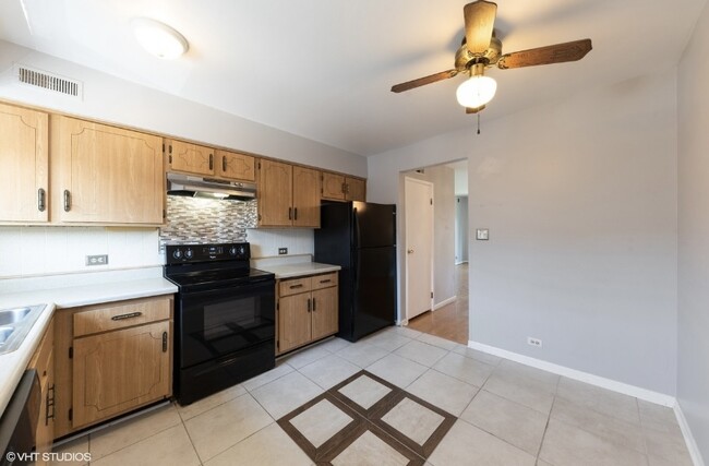 Building Photo - 9405 Bay Colony Dr