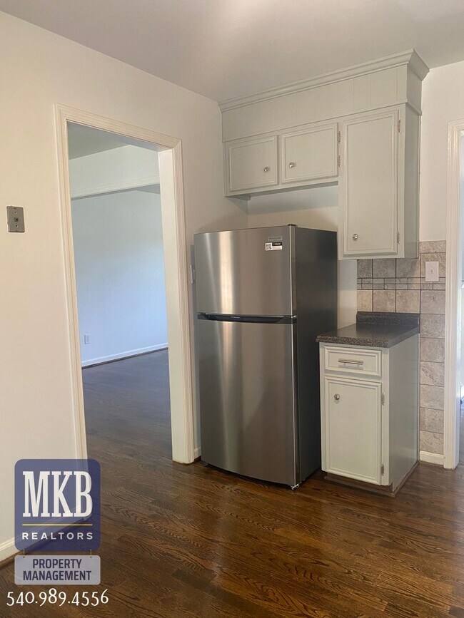 Building Photo - 4 Bedrooms, 2.5 Baths, Split Foyer, Locate...