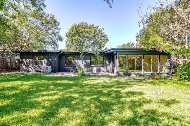 Building Photo - Fully Renovated Home in Desirable Fort Wor...