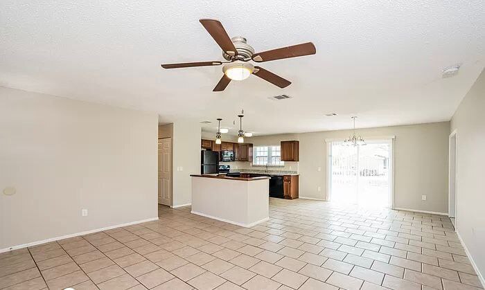 Primary Photo - 5017 Chaves Cir