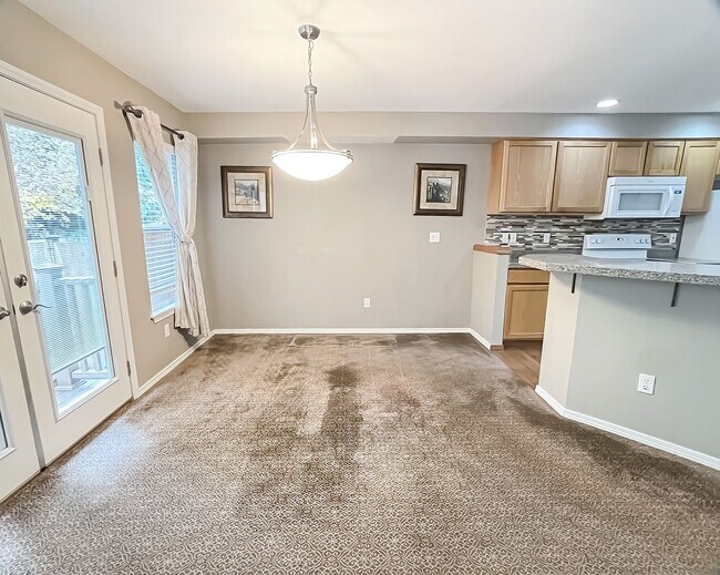 Foto del edificio - 3 bed/2bath Spacious Home with Soaring Ceilings and Main-Level Primary Suite