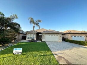Building Photo - 4 Bed, 2 Bath Home with Pool in Southwest Bakersfield