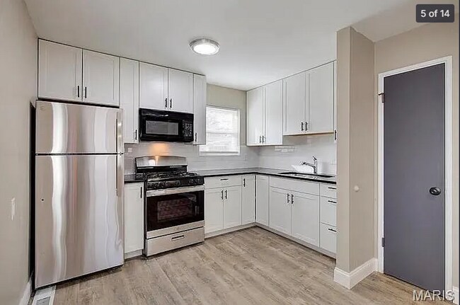 Building Photo - Easy Living in a Fresh Florissant Home