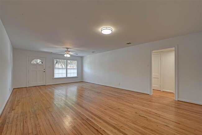 Building Photo - 2806 Greenbriar Dr