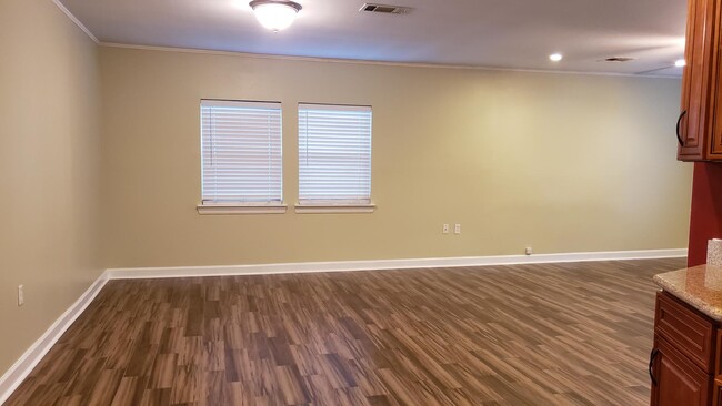 Building Photo - 500 Jade Ave
