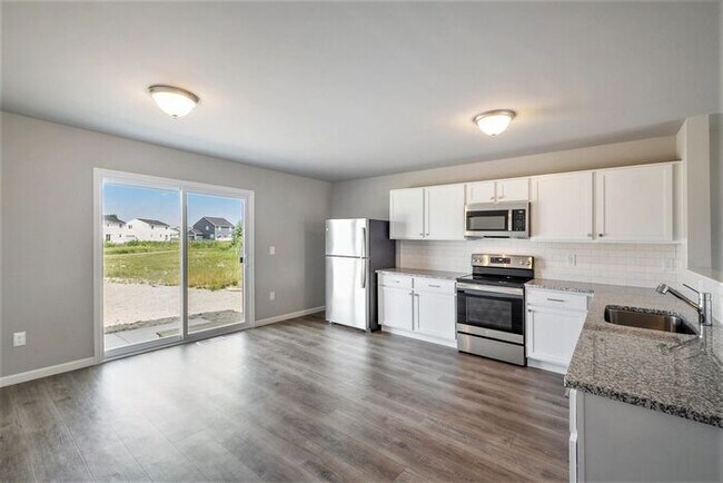 Building Photo - 7200 Primrose Ln