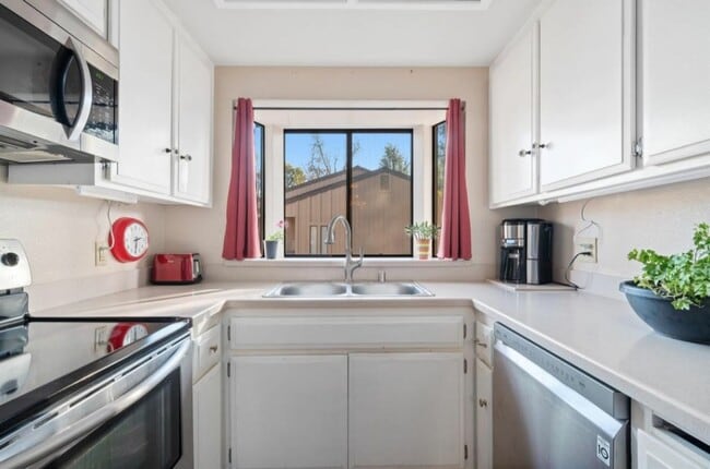 Building Photo - 5333 Primrose Dr