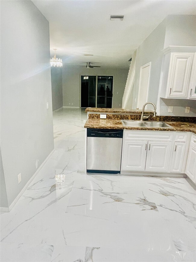 Building Photo - 1928 Madeira Dr