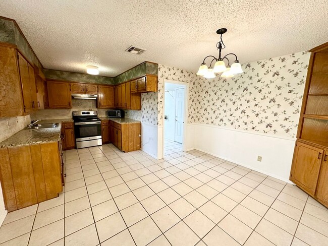 Building Photo - Spacious 3/2 in Midway ISD
