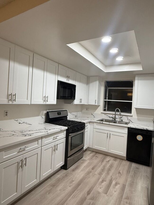 Foto del edificio - Beautiful 2 bd 2 ba Condo Santa Clarita