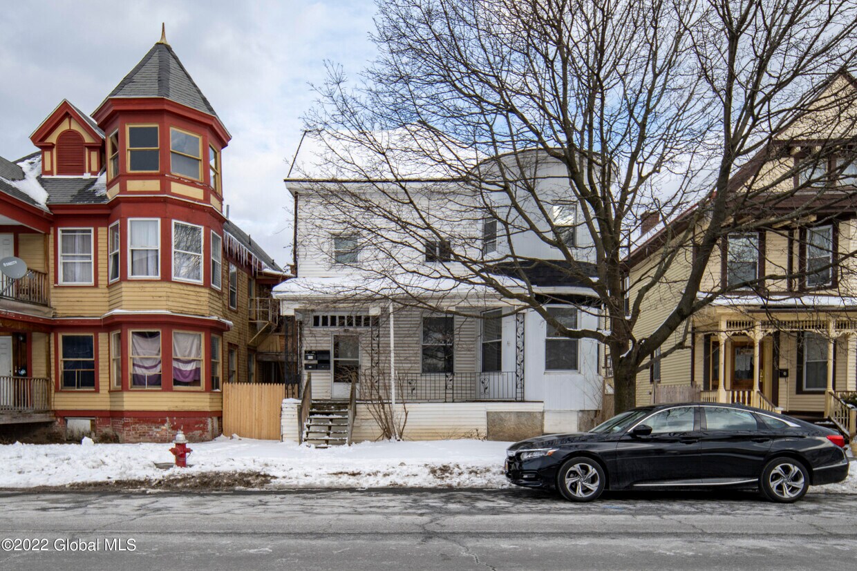 144 5th Ave Unit 1F, Troy, NY 12180 Room for Rent in Troy, NY