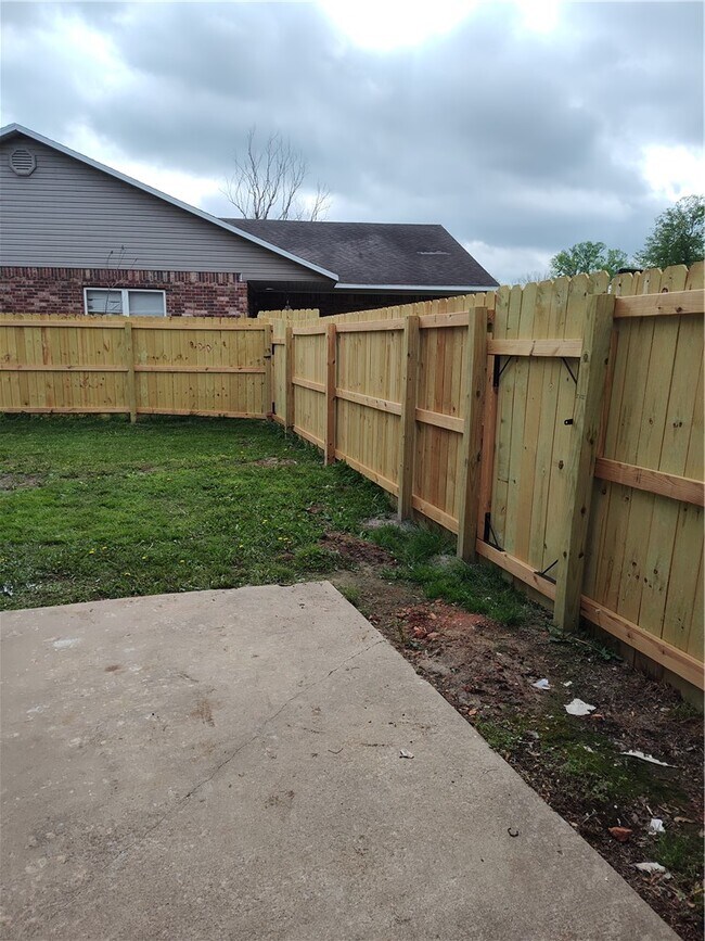 Foto del edificio - 2282 Danielle Dr