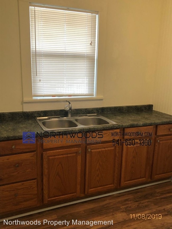 Building Photo - 2 br, 1 bath House - 321 Maple St