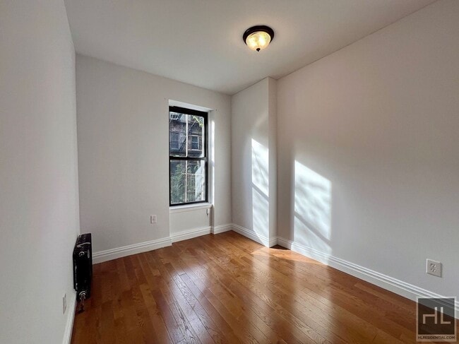 Building Photo - 3BR 2BA Top Floor Bedstuy Townhouse Origin...