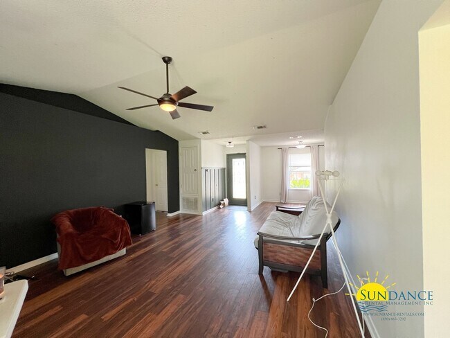 Foto del edificio - Spacious 3-Bedroom Home with Solar Panels & Lawn Maintenance Included in South Crestview