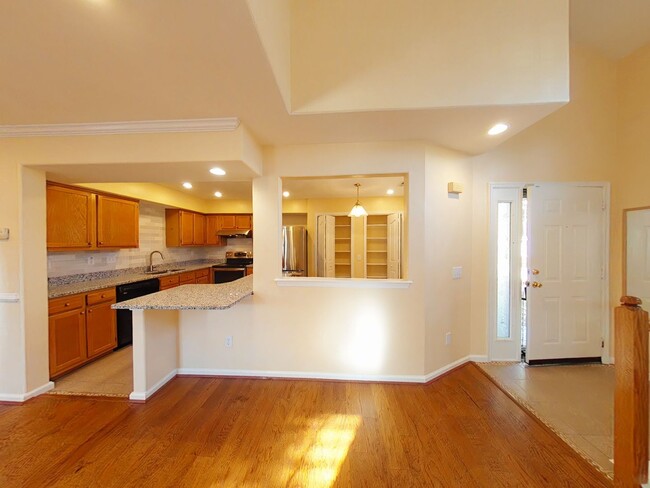 Building Photo - 3 Bedrooms, 2.5 Bathrooms Townhouse Rental...