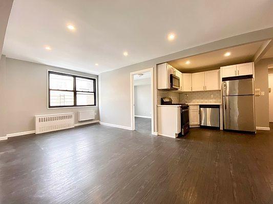 Foto del edificio - 3 bedroom in BRONX NY 10467