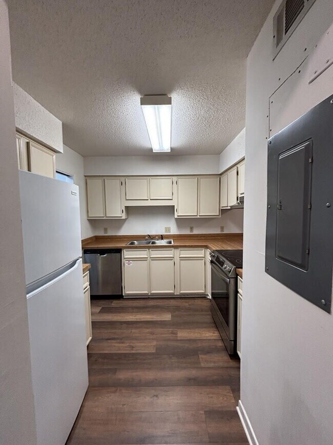 Building Photo - "Charming 2-Bedroom Townhouse in Fort Walton Beach!"