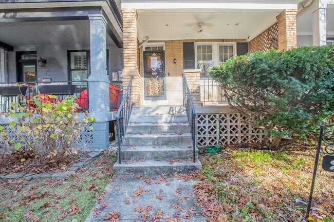 Building Photo - Beautiful 3 BR/2 BA Townhome in Petworth!
