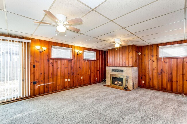 Building Photo - Large 2 Bedroom Home with Den!