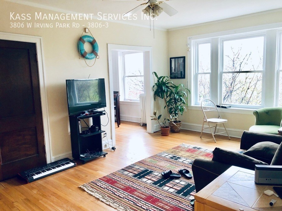 Foto principal - 3806 W Irving Park Rd