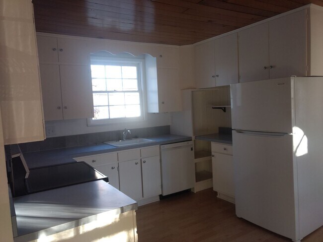 Building Photo - 2 BED/1 BATH HOME IN NEWLANDS AVAILABLE July 3rd!