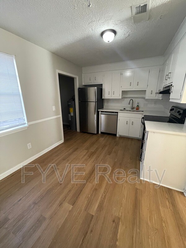 Building Photo - 408 Crestview Dr