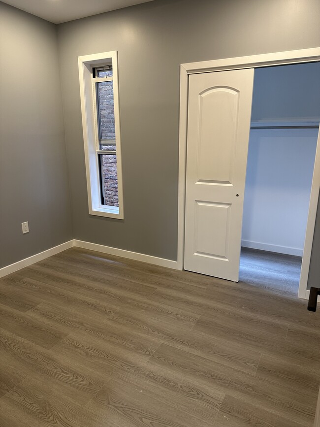 Building Photo - 552 Congress St