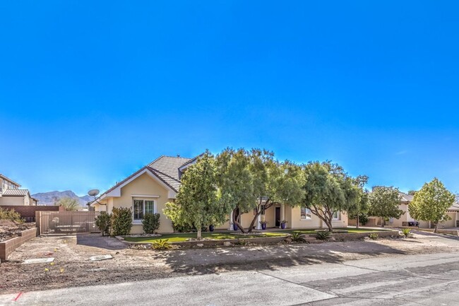 Building Photo - Custom home with basement. 4-Car Garage, S...