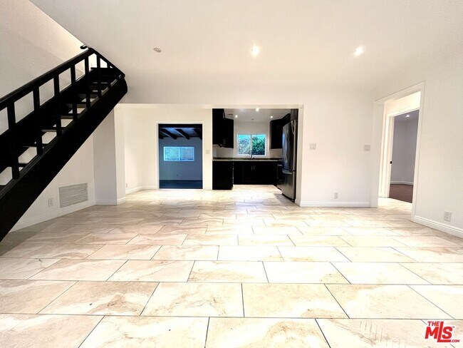 Foto del edificio - 14744 Magnolia Blvd