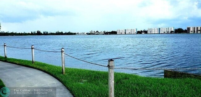 Foto del edificio - 114 Lake Emerald Dr