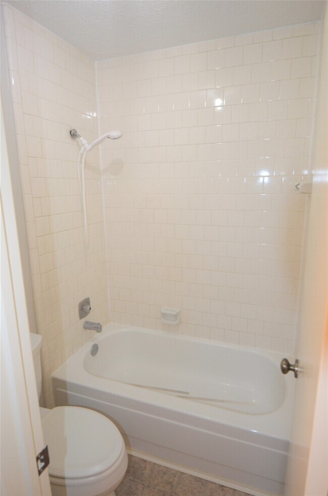 Foto del edificio - 24006 Merry Oaks Dr