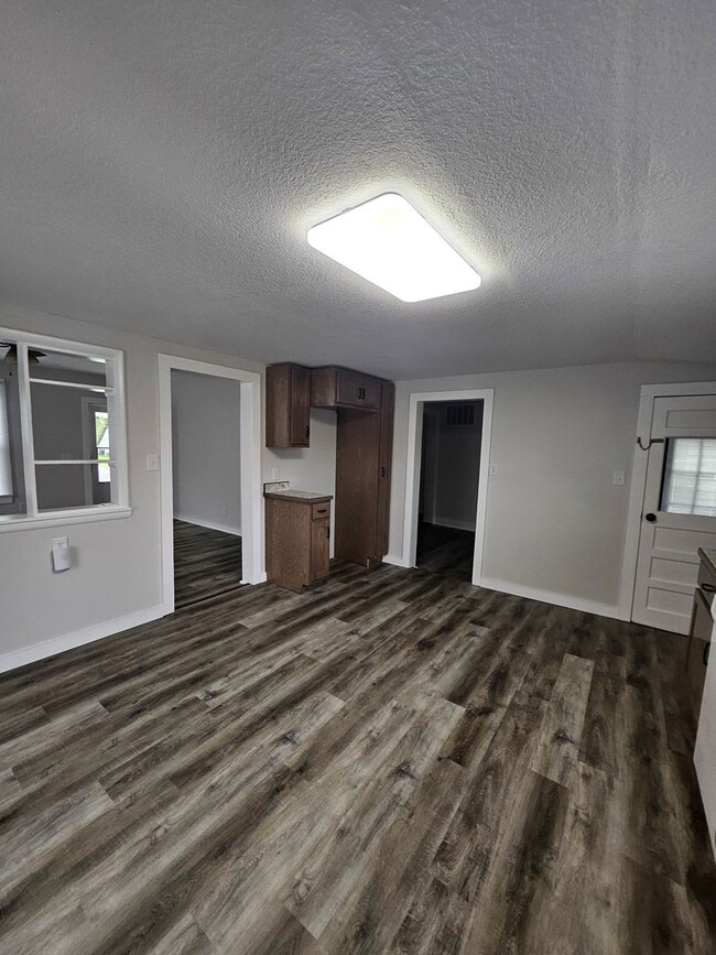 Building Photo - 3 bed, 1 bath in a great location! Beautif...