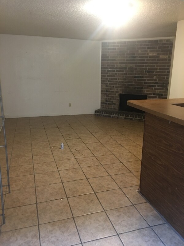 Building Photo - 909 E Monterey Ct