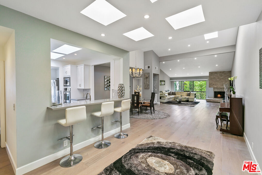 Foto principal - 1520 S Beverly Glen Blvd