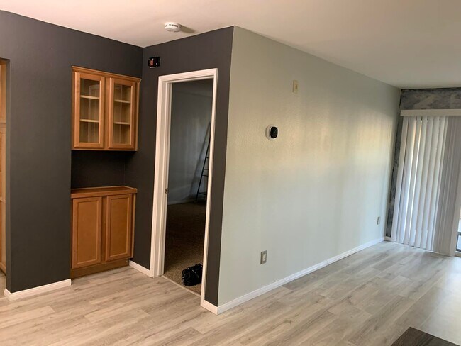 Foto del edificio - 7130 Shoreline Dr